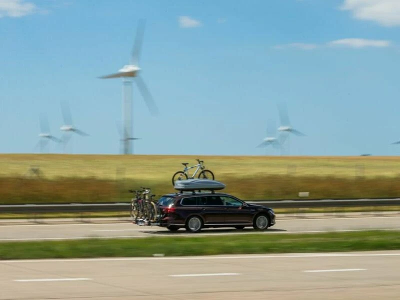 Autofahrer mit Gepäck auf dem Weg in den Urlaub