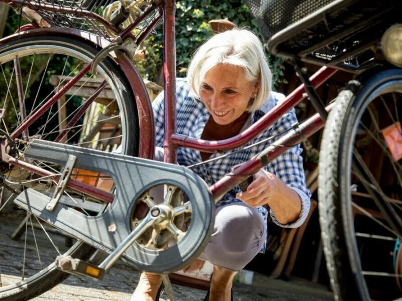 Eine Person inspiziert ein Damenfahrrad