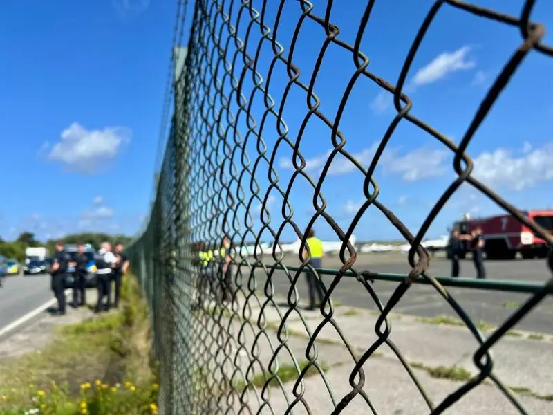 Klima-Demonstranten kleben sich auf Flughafen Sylt fest