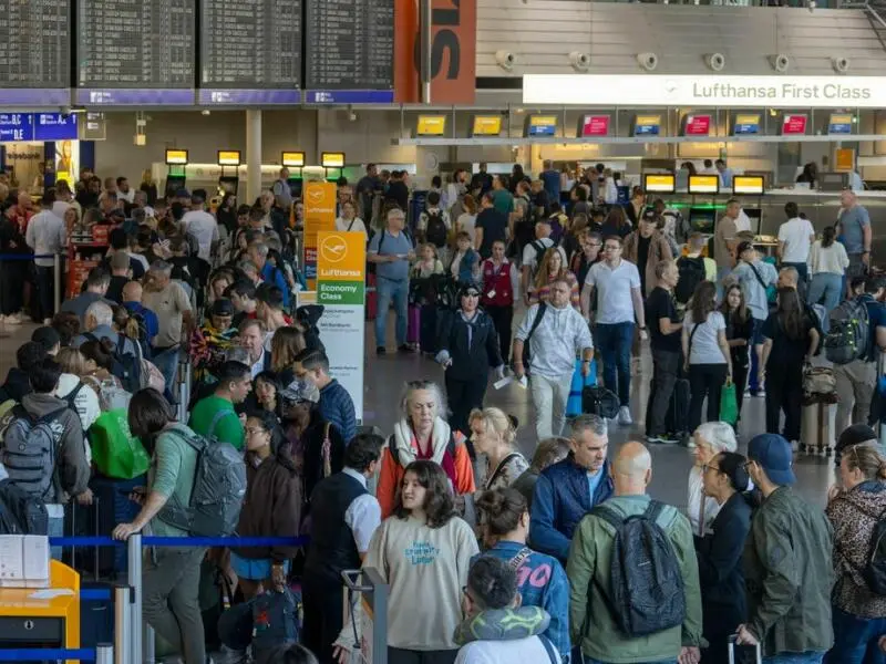 Klimaaktivisten legen Flugverkehr in Frankfurt lahm