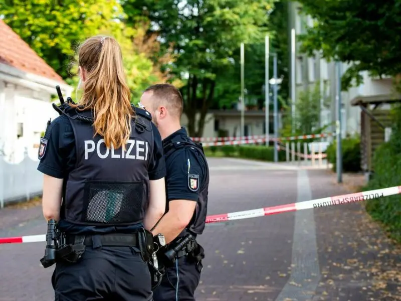 Lehrkraft auf Parkplatz niedergestochen