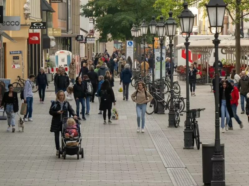 Passanten in der Münchner Fußgängerzone