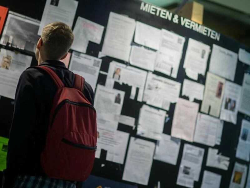 Wohnungsanzeigen am Schwarzen Brett einer Universität