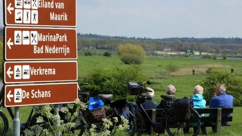 Radreisende machen Pause auf einer Bank