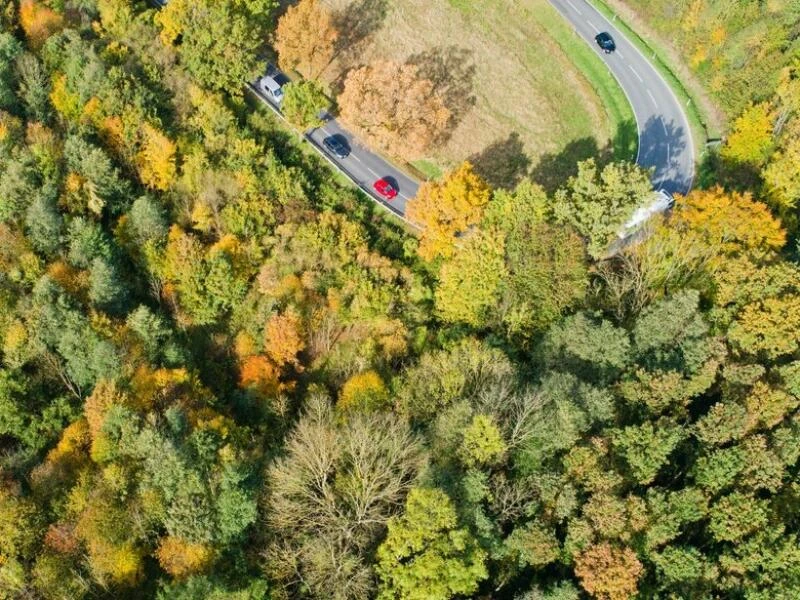 Autos fahren über eine Landstraße