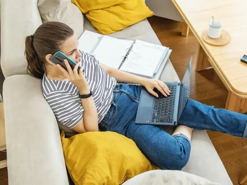 Eine Frau am Telefon und Laptop