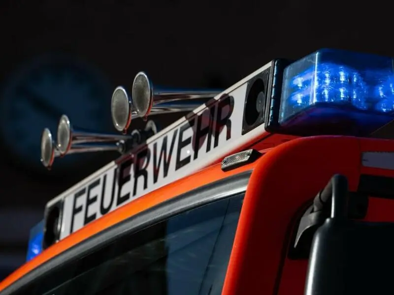 Feuerwehr löscht brennenden Imbiss in Hamm