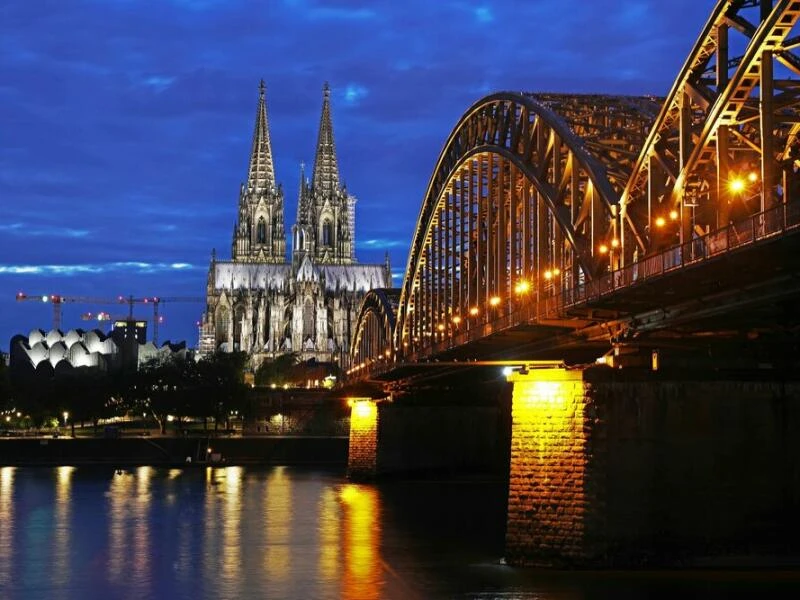 Dom in Köln am Abend