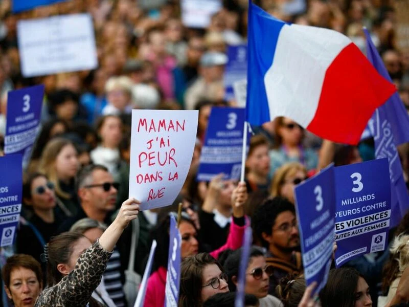 Missbrauchsprozess in Frankreich - Demonstration in Paris