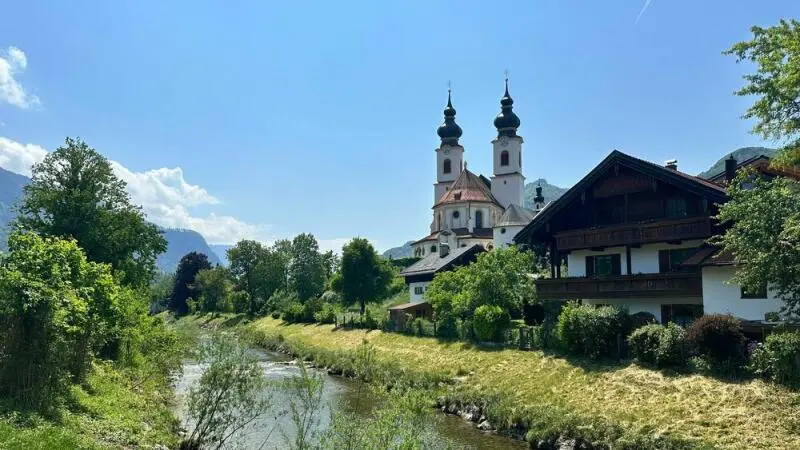 Aschau mit Kirche