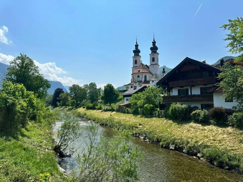 Aschau mit Kirche