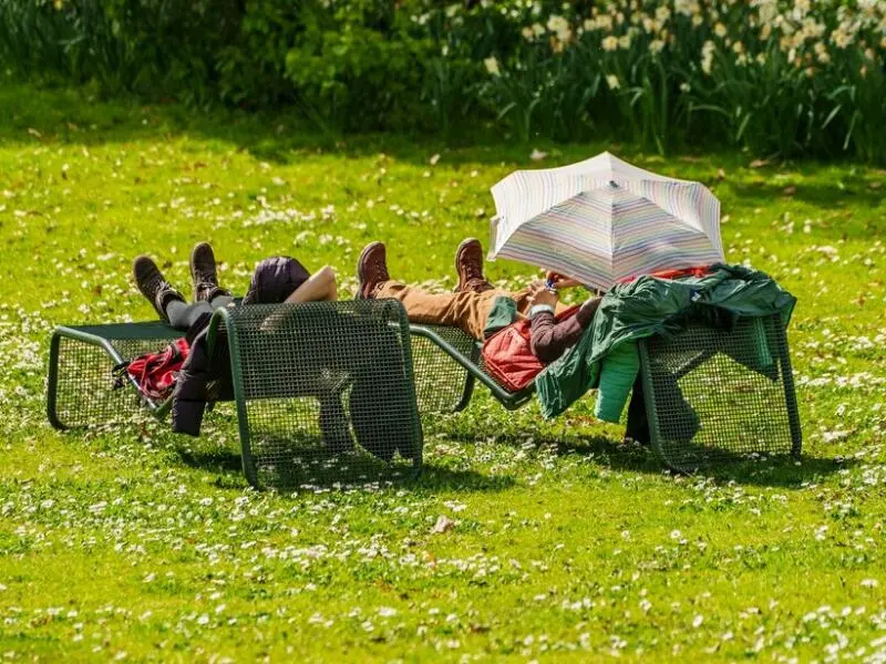 In der neuen Woche wird Sonnenbaden im Park wieder möglich.