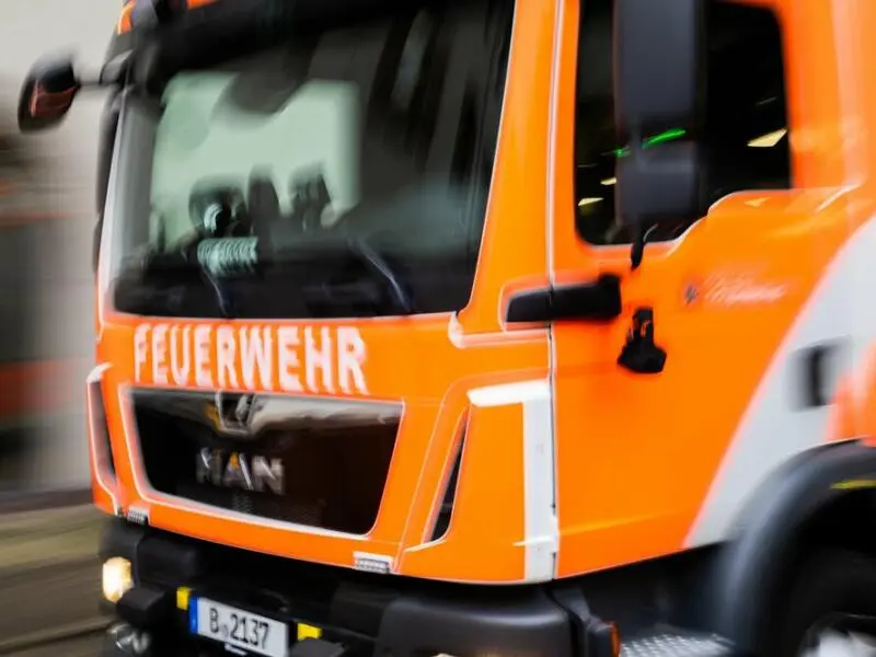 Feuerwehr rettet Bauarbeiter aus Grube