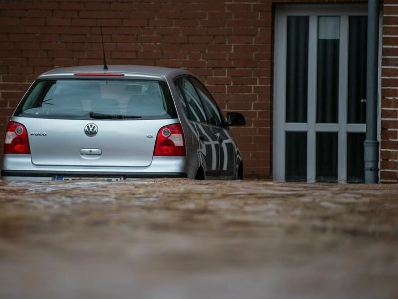 Ein Auto steht im Hochwasser in Rhüden