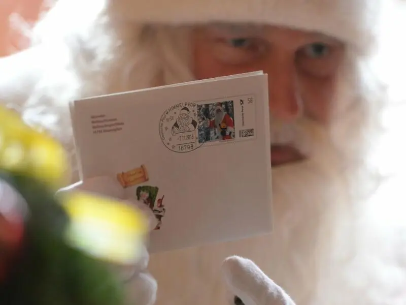 Weihnachtsmann hält Briefumschlag