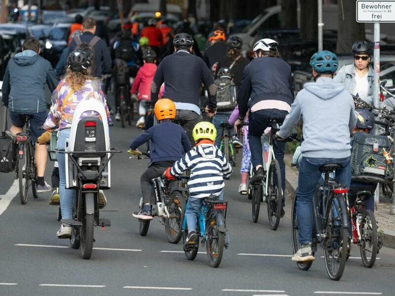 Erwachsene und Kinder auf Fahrrädern.