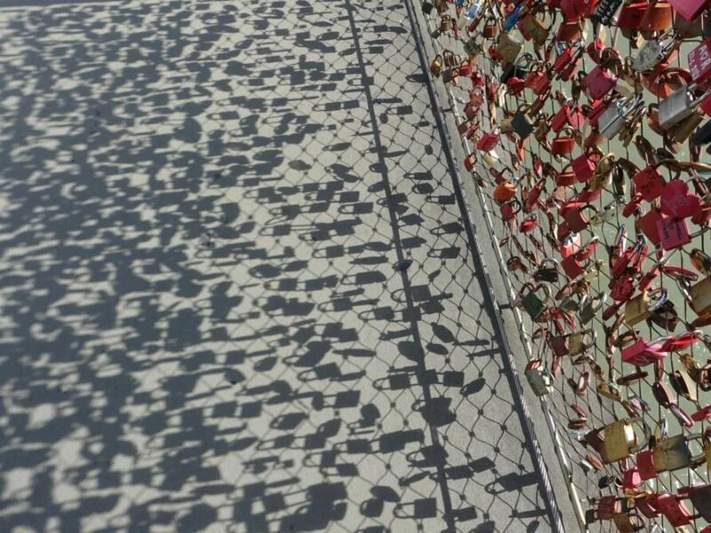 Brücke mit Liebesschlössern in Salzburg