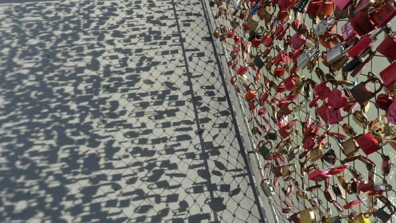 Brücke mit Liebesschlössern in Salzburg