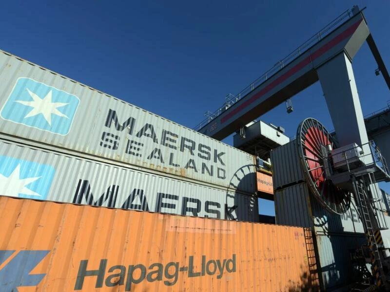 Container von Maersk und Hapag-Lloyd