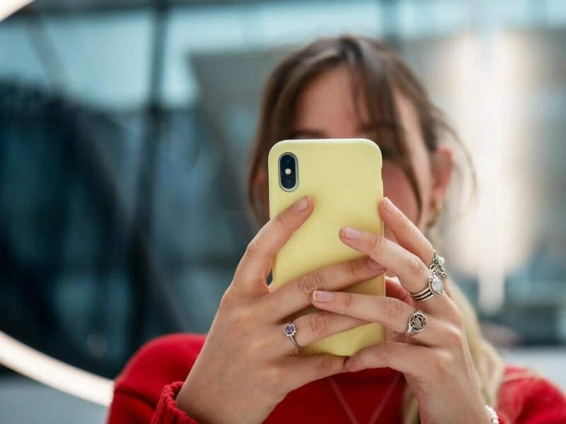 Eine Frau schaut auf ihr Smartphone