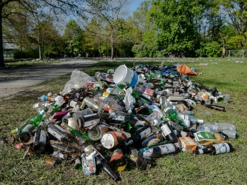 Flaschenmeer im Treptower Park nach dem 1. Mai