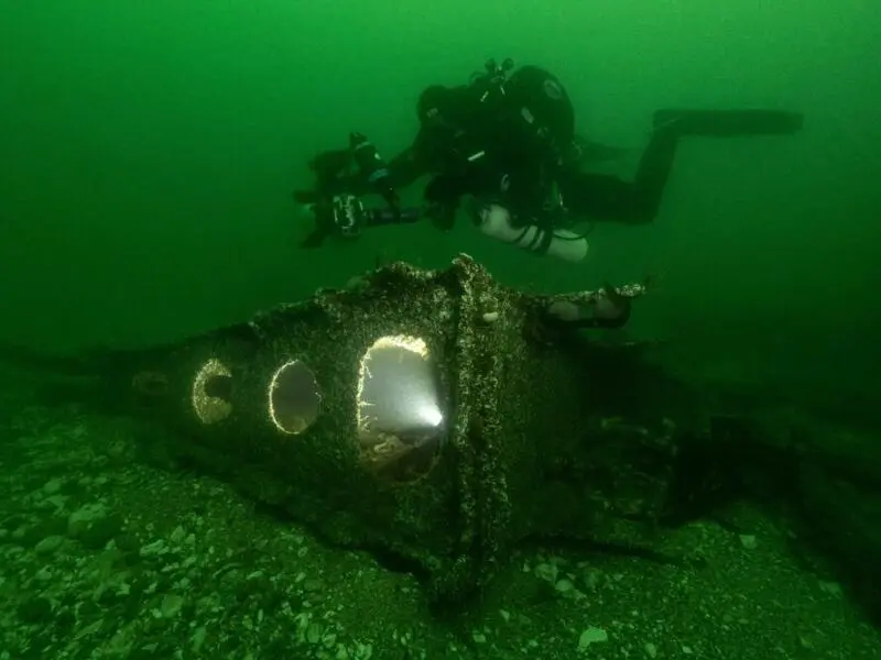 Taucher am Wrack des U-Bootes 