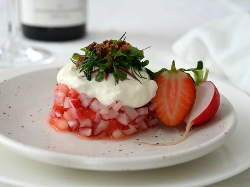 Radieschen-Erdbeer-Salat mit Ziegen-Feta-Creme