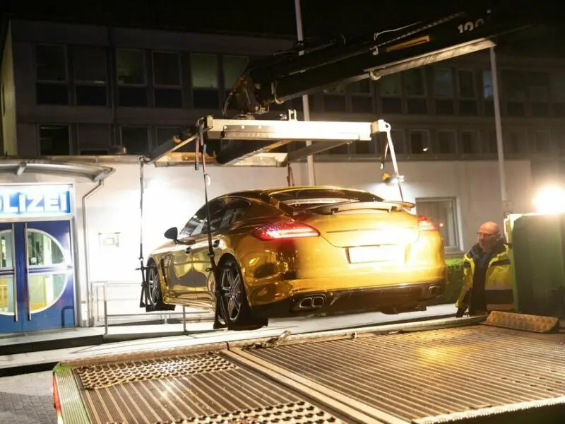 Polizei zieht Goldfolien-Porsche aus dem Verkehr