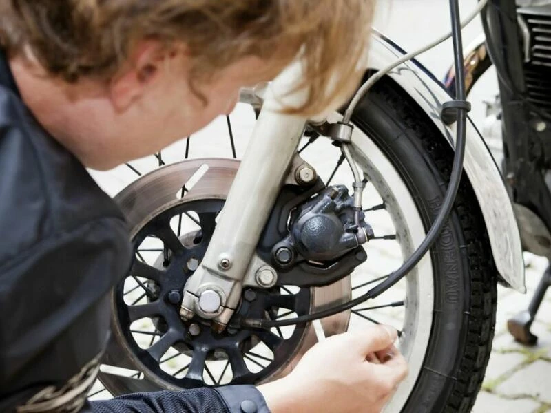 Mensch checkt Motorrad-Reifen