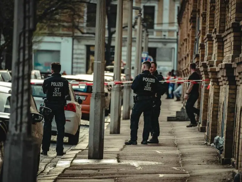 Polizei findet wohl zündfähigen Sprengsatz in Halle