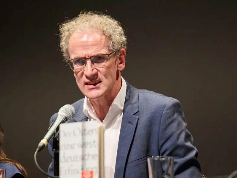Schriftsteller Dirk Oschmann stürzt bei Lesung von Bühne