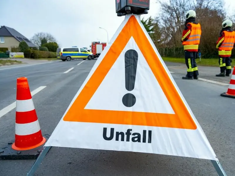 Ein Warndreieck steht an einer Unfallstelle