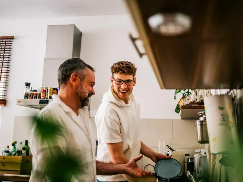 Vater und Sohn spülen ab