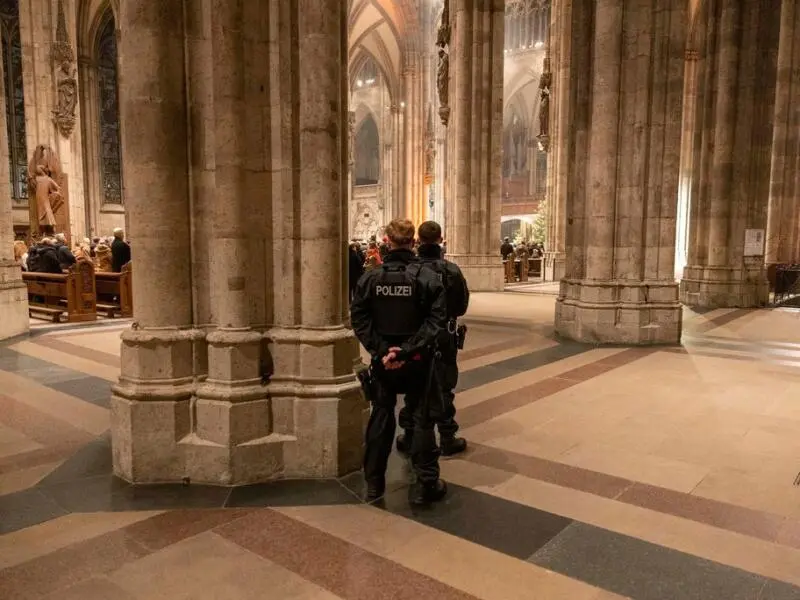 Polizisten im Kölner Dom