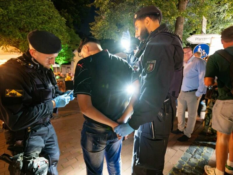 NRWs Innenminister Reul beim «Pützchens Markt» in Bonn