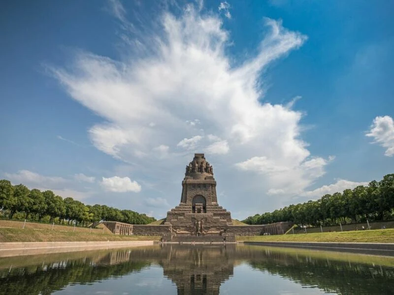 Besucher am Völkerschlachtdenkmal in Leipzig