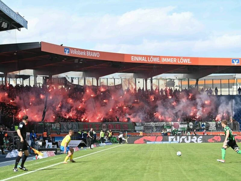 Fans beim Derby Eintracht Braunschweig gegen Hannover 96