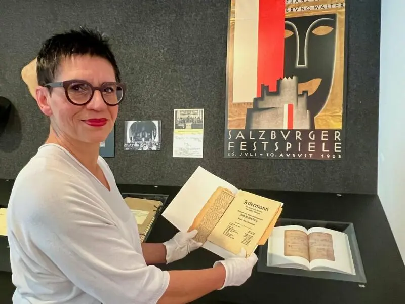 Margarethe Lasinger im Salzburger Festspielarchiv