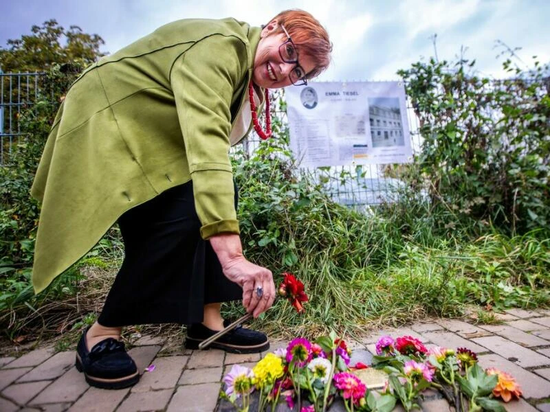 Künstler Demnig verlegt Stolpersteine