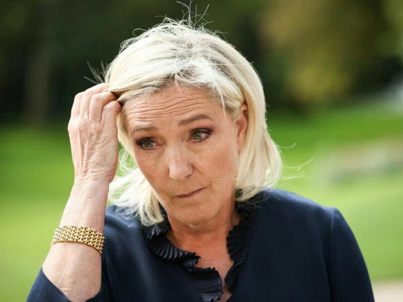 Le Pen wegen Verdachts auf Veruntreuen von EU-Geldern vor Gericht