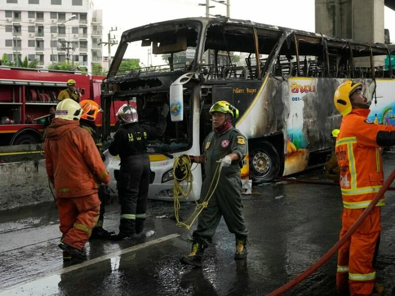 Thailand - Schulbus gerät in Brand