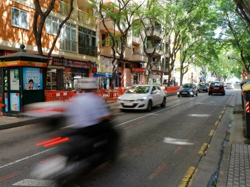 Autos fahren auf einer Straße in Palma de Mallorca