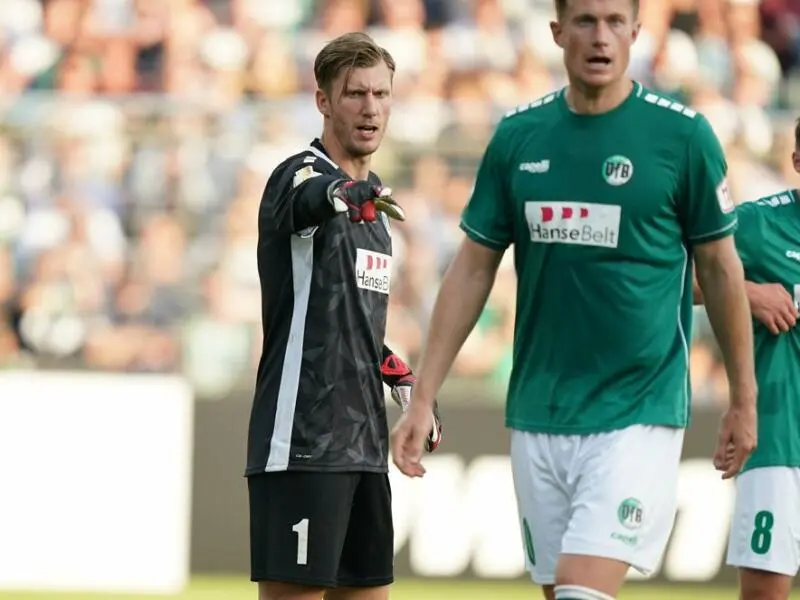 Torwart Philipp Klewin (l) vom VfB Lübeck