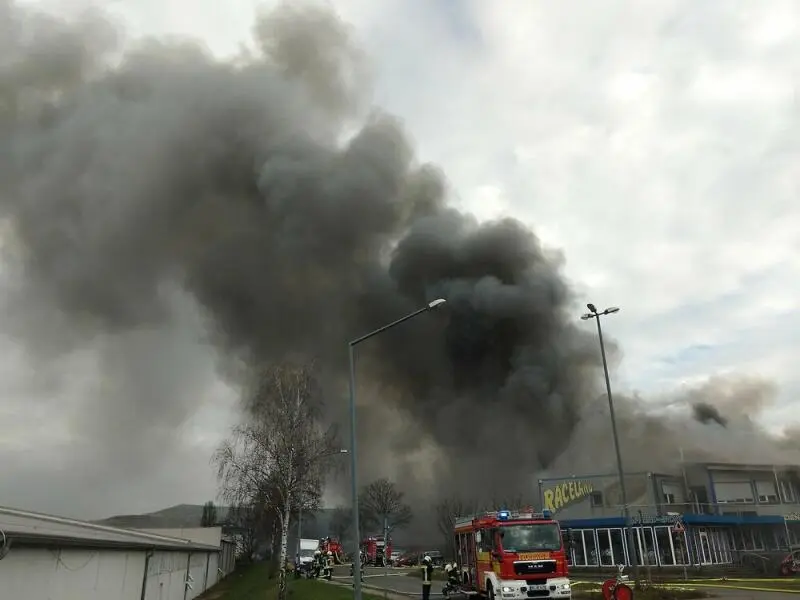 Großbrand in Herten - Rauchsäule über der Stadt