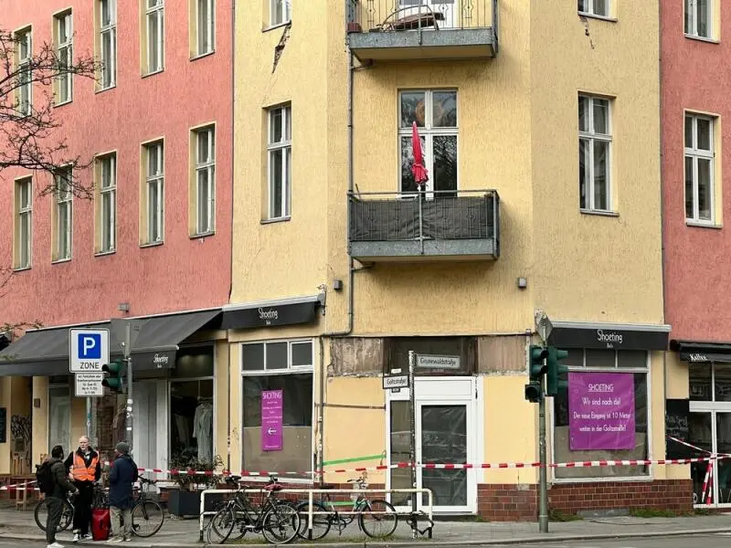 Risse an Fassade von Schöneberger Wohnhaus