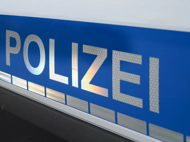 Der Polizei-Schriftzug auf einem Einsatzwagen.