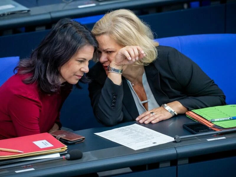 Faeser und Barbock im Bundestag