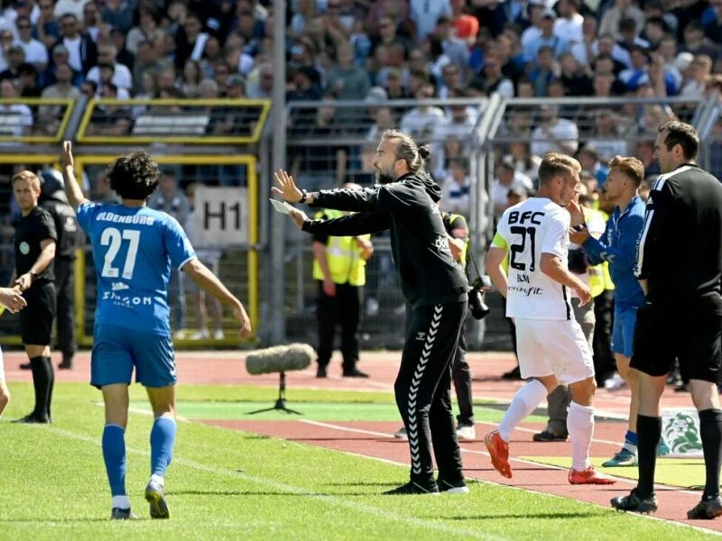 Trainer Dario Fossi vom VfB Oldenburg