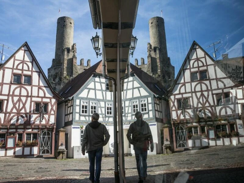 Burg Eppstein im Spiegel