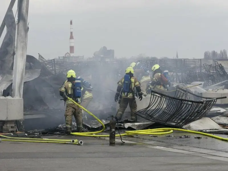 Brand bei Flüchtlingsunterkunft am Flughafen Tegel